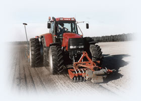 Semis pois de conserve dans les Landes (dept 40) en 2004. Le pilote sur la photo est l'assistante du technicien de la conserverie, Annie Vermand