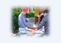 Echange autour d'une table remplie de papiers...