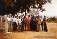 Etienne est au centre en combinaison rouge.Formation sur l'exploitation de Muhoroni au Kenya en 1981.