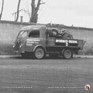 Un Farmall Cub US sur le camion Renault des Ets Goliard. Photo datant de l'après guerre