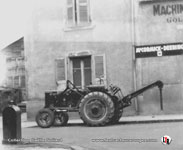 Un Utiliy devant le magasin des Ets Goliard