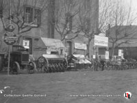 Exposition des Ets Goliard. Au premier plan , un tracteur 10-20