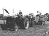 Farmall M avec barre de coupe. La presse avec moteur auxiliaire semble être un modèle N° 50 fabriqué aux USA  juste après la guerre.