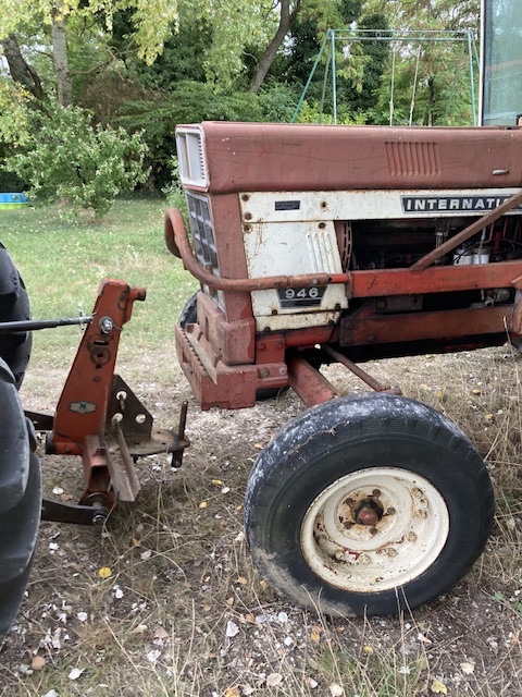 Et la vous avez une vu de mon attelage qui m’a servi à ramener le premier 946 en remorque derrière mon petit tracteur à la base c’est une tête de charrues FENET recup sur laquelle j’ai soudé un arbre de moyeu de camion diamètre 50mm et j’ai mis un axe de 30 mm pour que cela rentre dans le trou du porte masse, c’est nickel pour tracter !